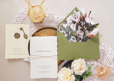 Partecipazione matrimonio con carta artigianale e cordino naturale