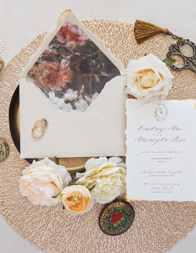 Partecipazione matrimonio con carta artigianale e lavorazione foglia oro