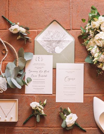 Partecipazione verde salvia con ulivo disegnato a mano