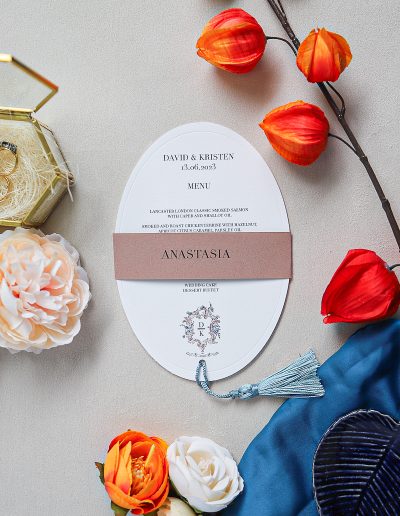 Menù matrimonio sagomati con segnaposti scritti a mano