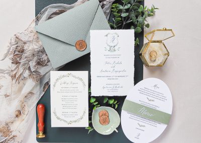 Menù matrimonio sagomati con segnaposti scritti a mano