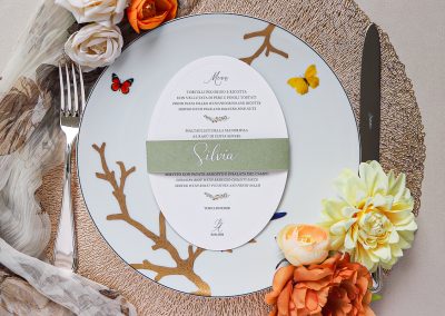 Menù matrimonio sagomati con segnaposti scritti a mano