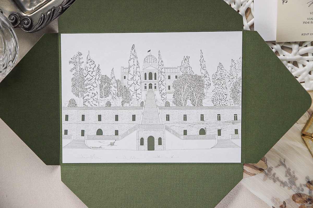 Partecipazione busta verde e tag nome ospite con liner busta illustrato a mano