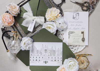 Partecipazione busta verde e tag nome ospite