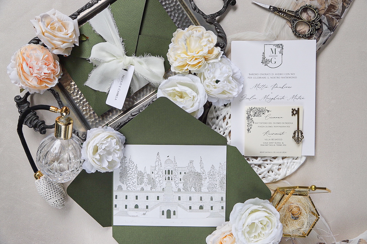 Partecipazione busta verde e tag nome ospite