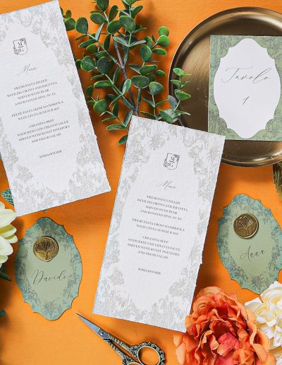 Segnaposti scritti a mano sagomati e con ceralacca