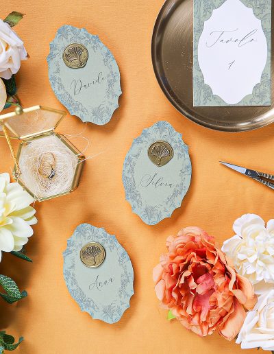 Segnaposti scritti a mano sagomati e con ceralacca