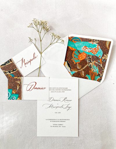 Partecipazione matrimonio con carta cotone e segnaposti scritti a mano