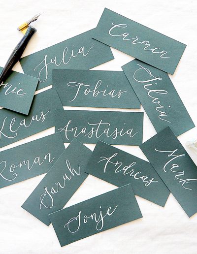 Segnaposti scritti a mano per matrimonio