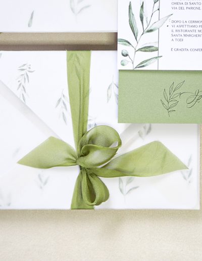 Partecipazione matrimonio colori verde e bianco tema ulivo con decorazione acquerello fatte a mano