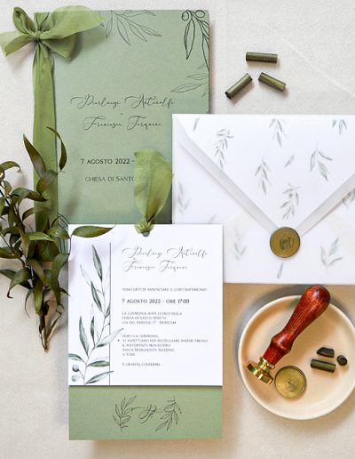 Partecipazione matrimonio colori verde e bianco tema ulivo con decorazione acquerello fatte a mano