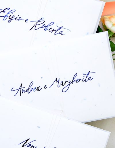 Scrittura a mano buste partecipazioni di matrimonio