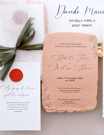 Segnaposti in carta artigianale scritti a mano con timbro a secco