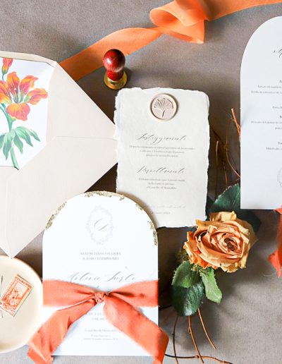 Partecipazione sagomata semi arco con lavorazione in foglia oro