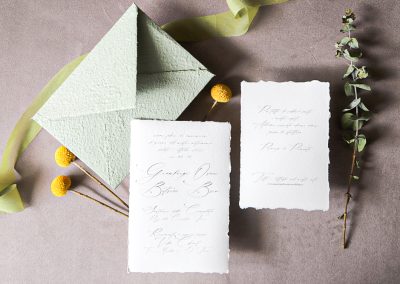 Partecipazione carta artigianale e scrittura calligrafica