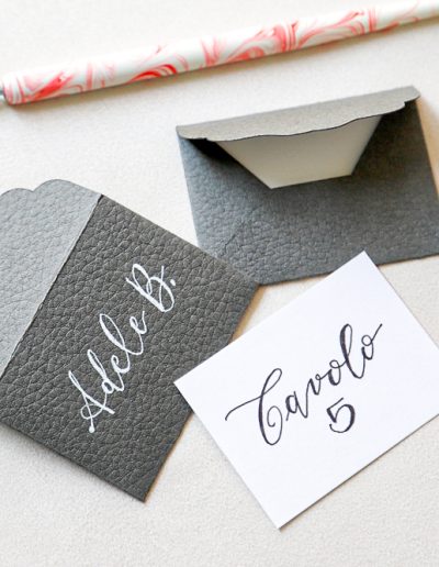 Escort card carta effetto pelle scritta a mano