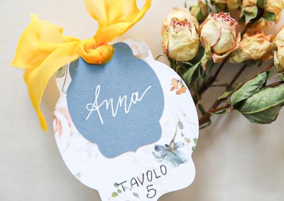 Escort card toni floreali con tasca sagomata personalizzata e nastrino in seta