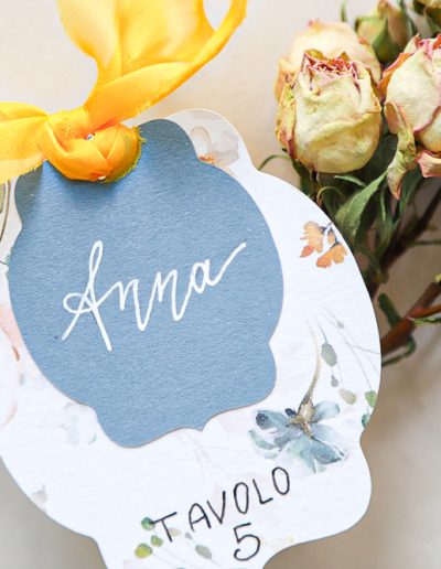 Escort card toni floreali con tasca sagomata personalizzata e nastrino in seta