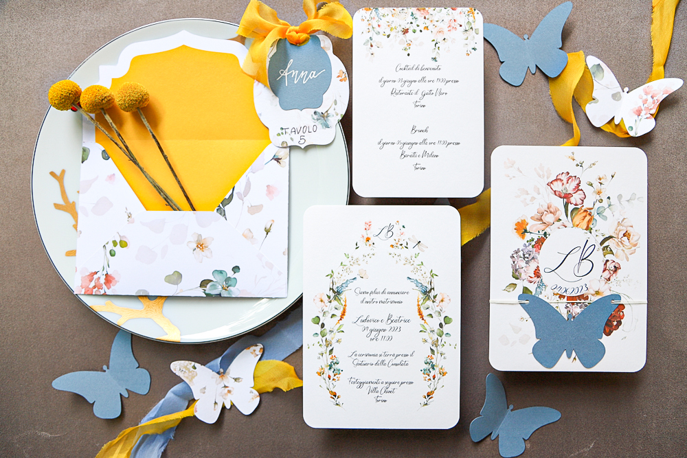 Partecipazione matrimonio toni floreali con busta sagomata personalizzata