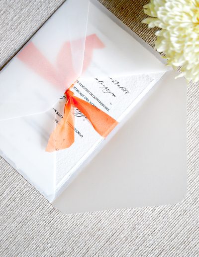 Partecipazione matrimonio carta artigianale e busta trasparente