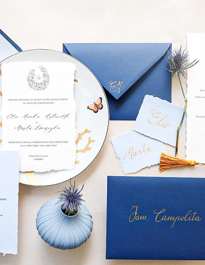 Partecipazioni matrimonio toni del blu con carta artigianale