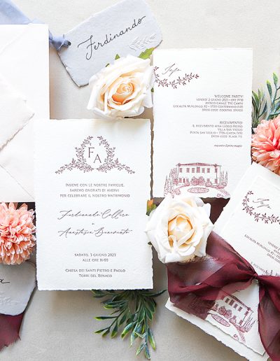 Partecipazione matrimonio in stampa letterpress con decori fatti a mano