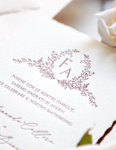 Partecipazione matrimonio in stampa letterpress con decori fatti a mano