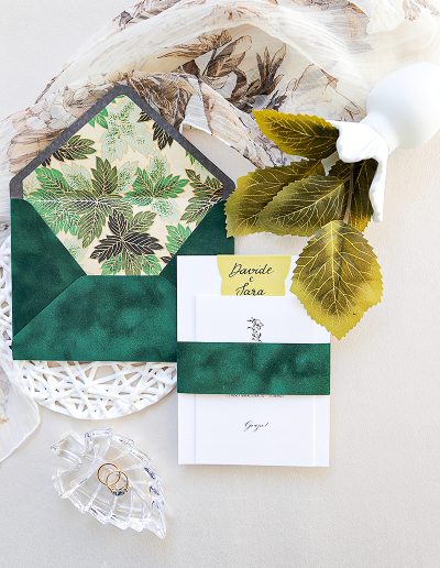 Partecipazione carta cotone e busta in velluto con intestazione buste oro a mano, liner busta in carta orientale con dettagli oro