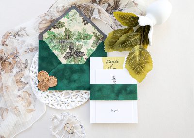 Partecipazione carta cotone e busta in velluto con intestazione buste oro a mano, liner busta in carta orientale con dettagli oro