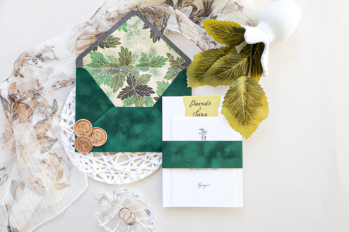 Partecipazione carta cotone e busta in velluto con intestazione buste oro a mano, liner busta in carta orientale con dettagli oro