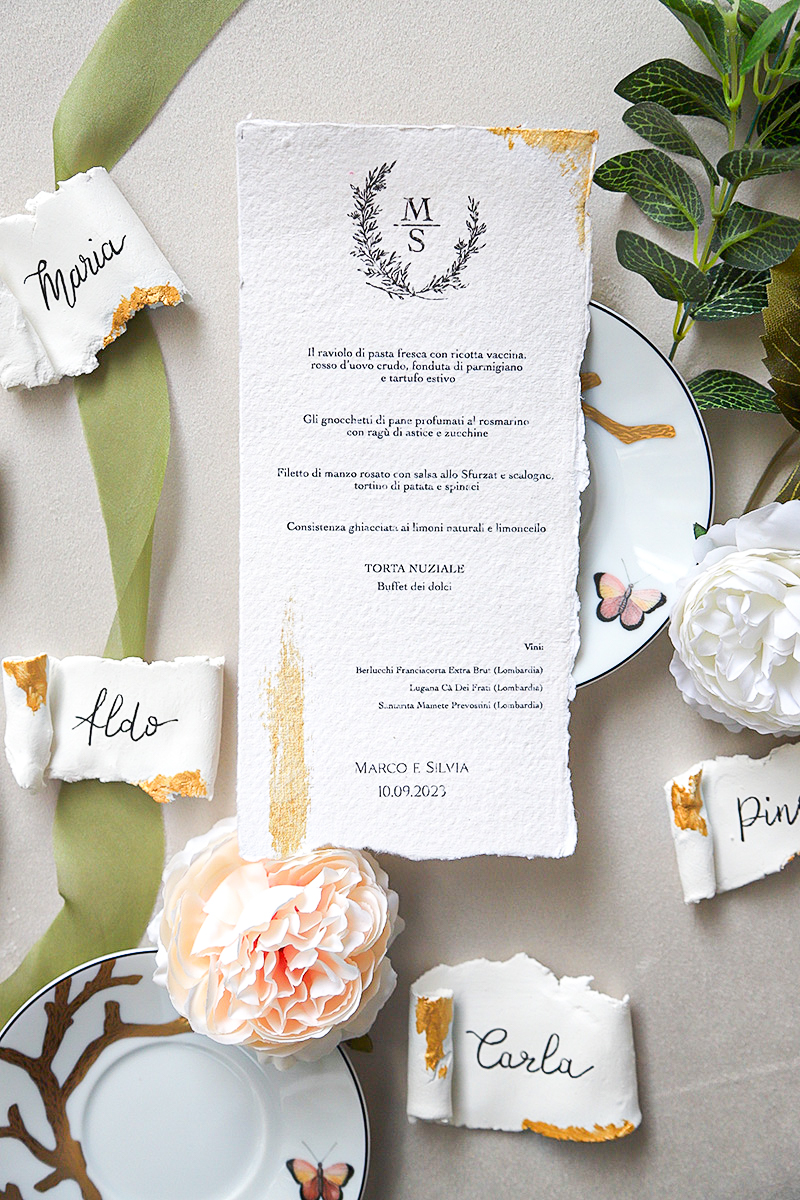 Menù in carta artigianale e segnatavolo in pasta modellata a mano