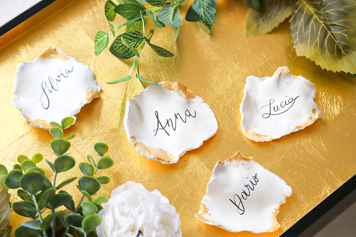 Segnaposti in pasta modellata scritti a mano per matrimonio
