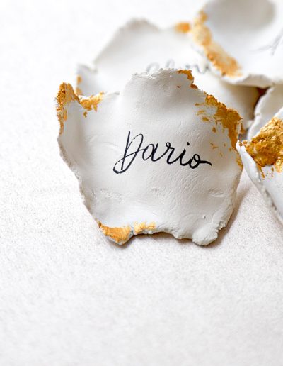 Segnaposti in pasta modellata scritti a mano per matrimonio