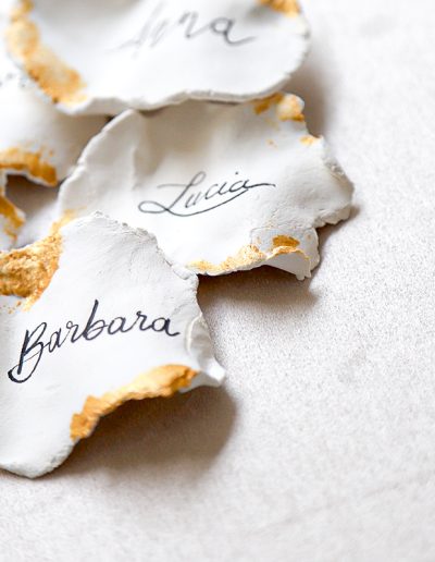 Segnaposti in pasta modellata scritti a mano per matrimonio
