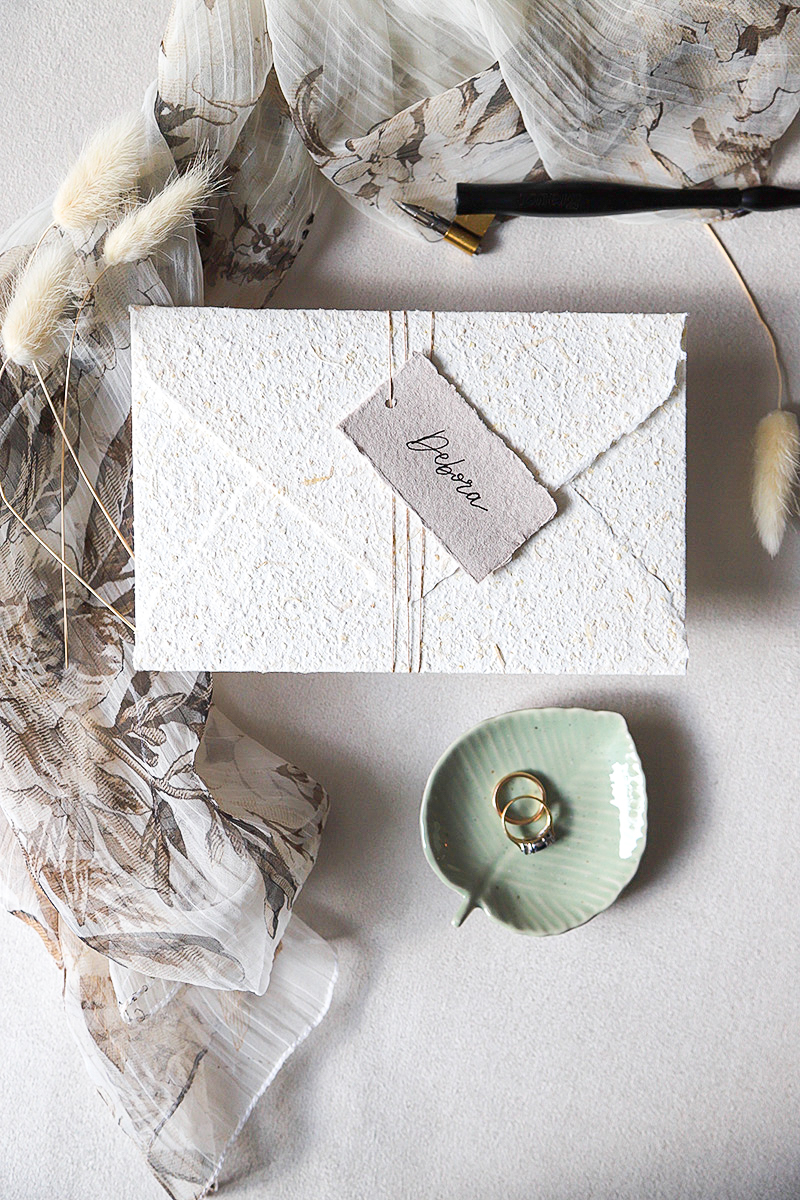 Partecipazione carta artigianale con busta in carta legno e tag scritto a mano