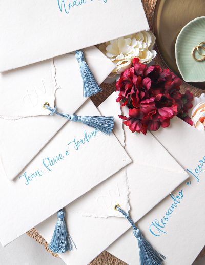 Buste matrimonio artigianali scritte a mano con fiocchi in seta
