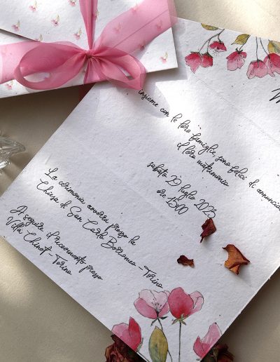 Coordinato grafico in carta artigianale e piantabile con decorazioni fatte a mano