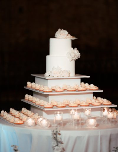 Torta matrimonio multipiano toni del bianco