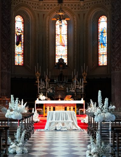 Allestimento chiesa matrimonio toni del bianco