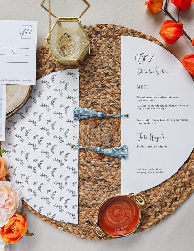 Menù sagomato matrimonio con fiocco in seta e illustrazione fatta a mano