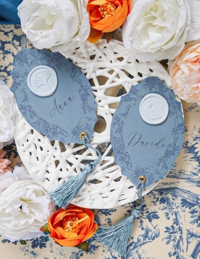 Segnaposti matrimonio scritte a mano con ceralacca e fiocco in seta