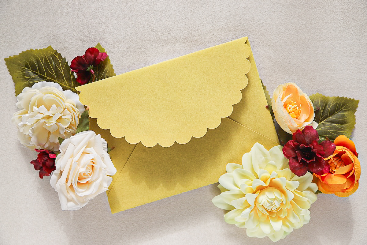 Partecipazione carta cotone e busta in velluto con intestazione buste oro a mano, liner busta in carta orientale con dettagli oro