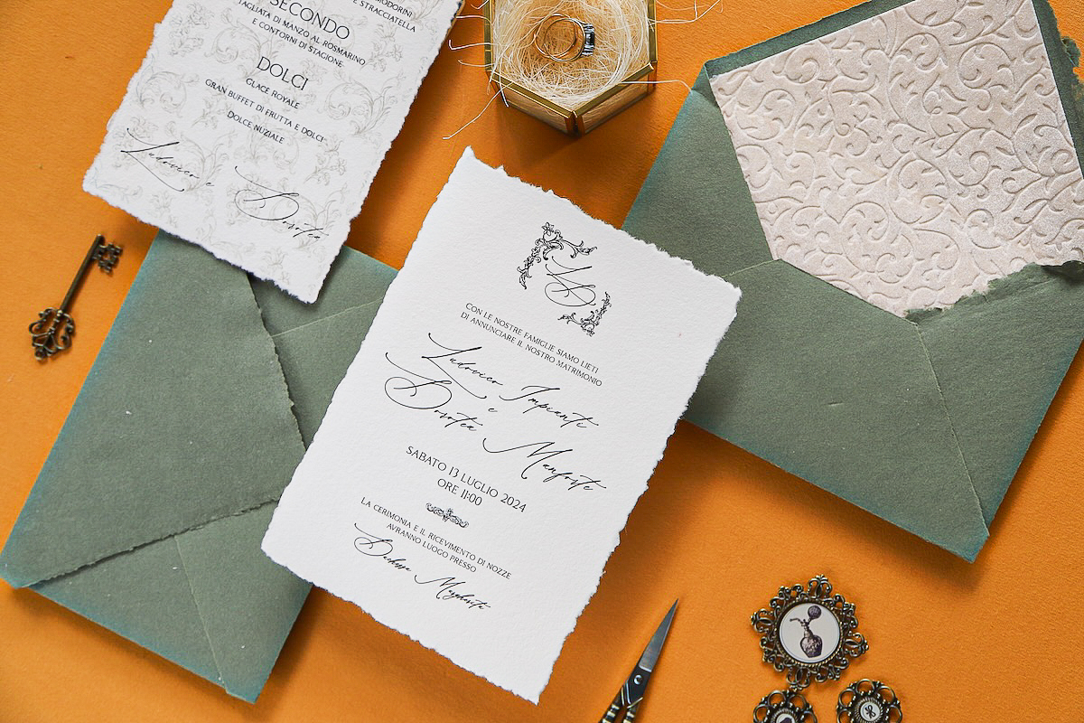 Segnaposti in pasta modellata scritti a mano per matrimonio